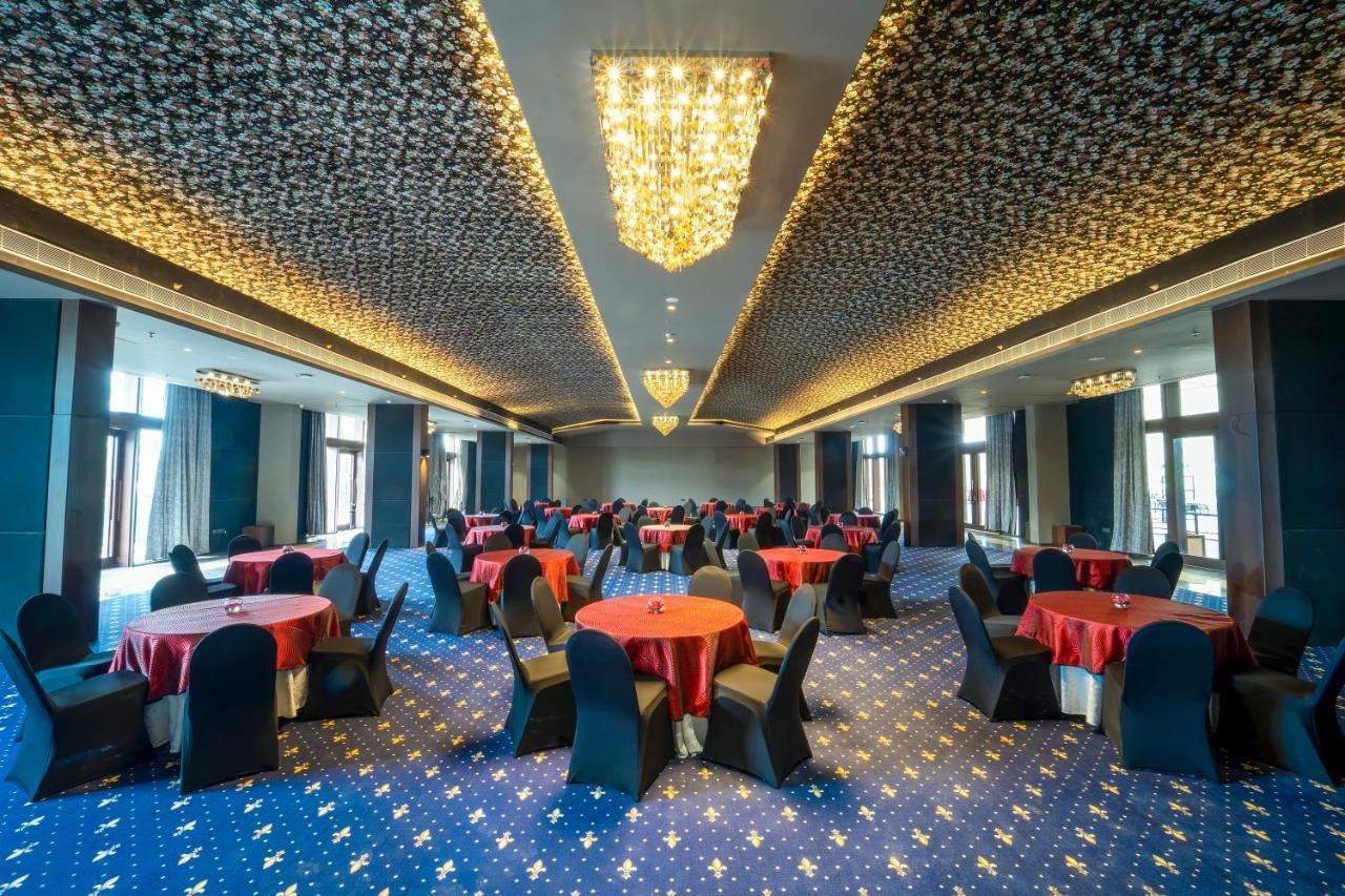 Essentia Luxury Hotel Indore Exterior photo