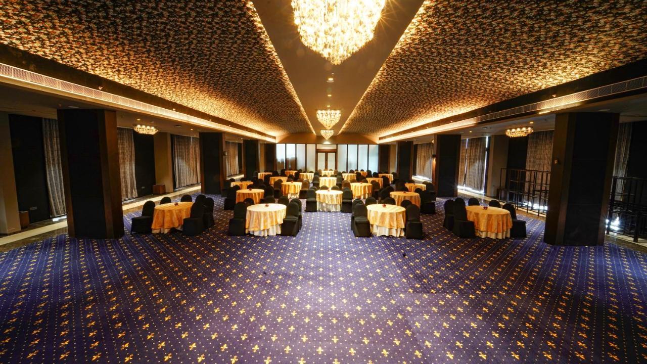 Essentia Luxury Hotel Indore Exterior photo